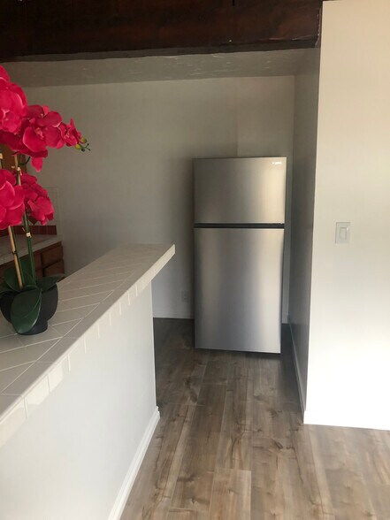 New refrigerator with top freezer - 12621 Victoria Ave