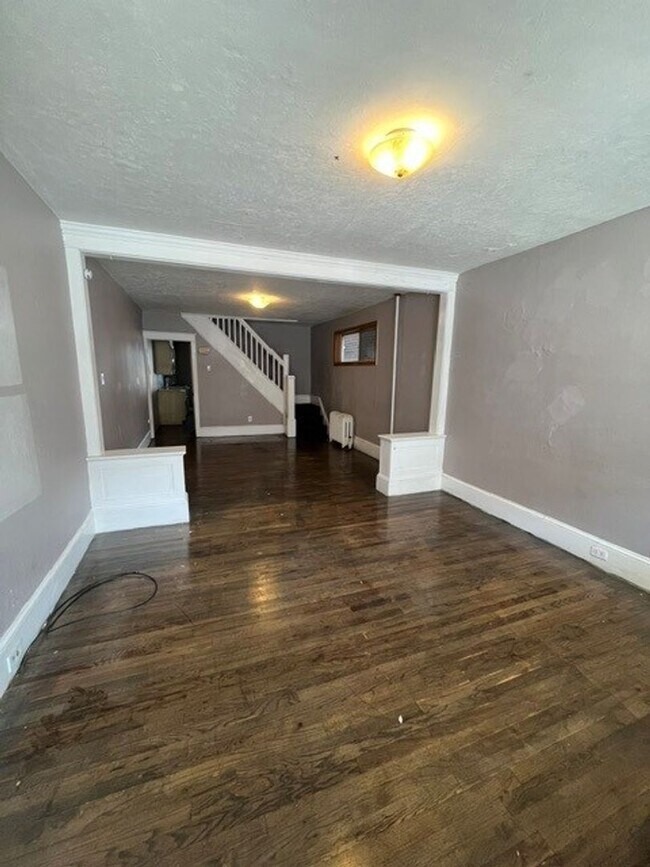 Building Photo - 3 bedroom 1 bathroom