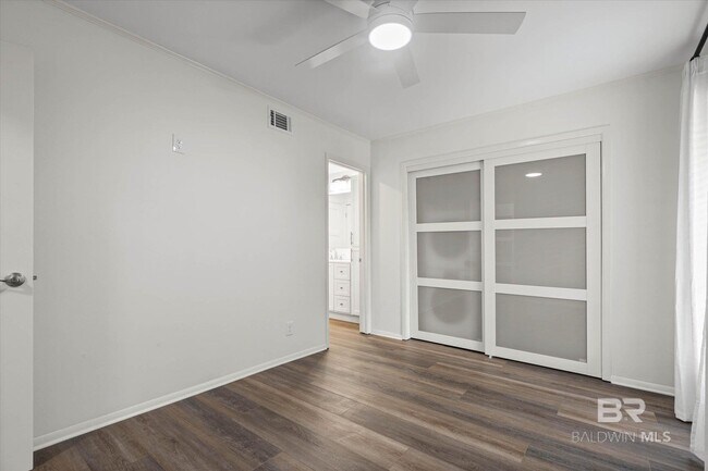 Building Photo - 2024 Sea Cliff Dr N