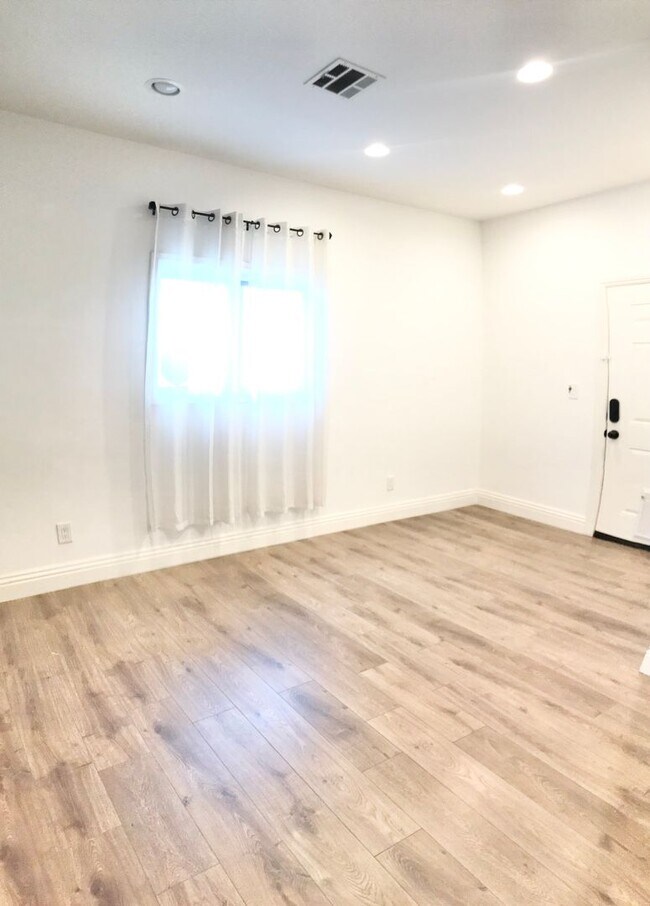 Building Photo - Gorgeous 3 Bedroom 2 Bath Updated House for Lease Near SoFi!