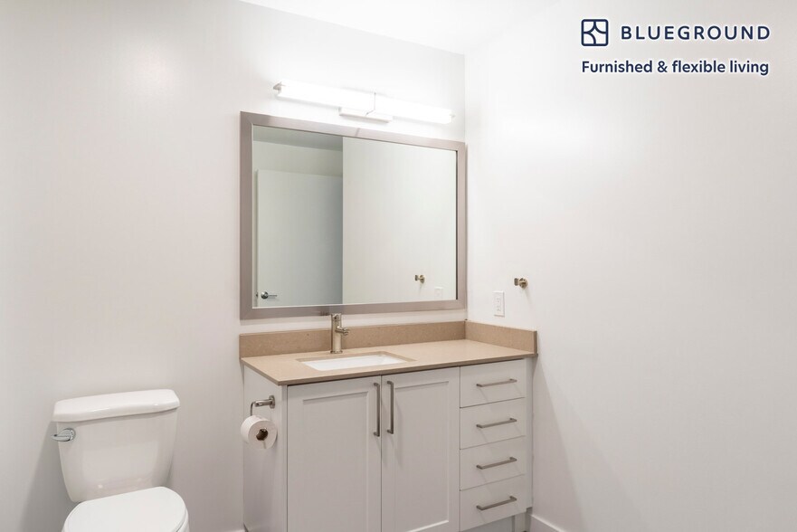 Building Photo - 704 Spring St