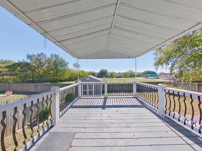 Building Photo - 3 Bedroom Home