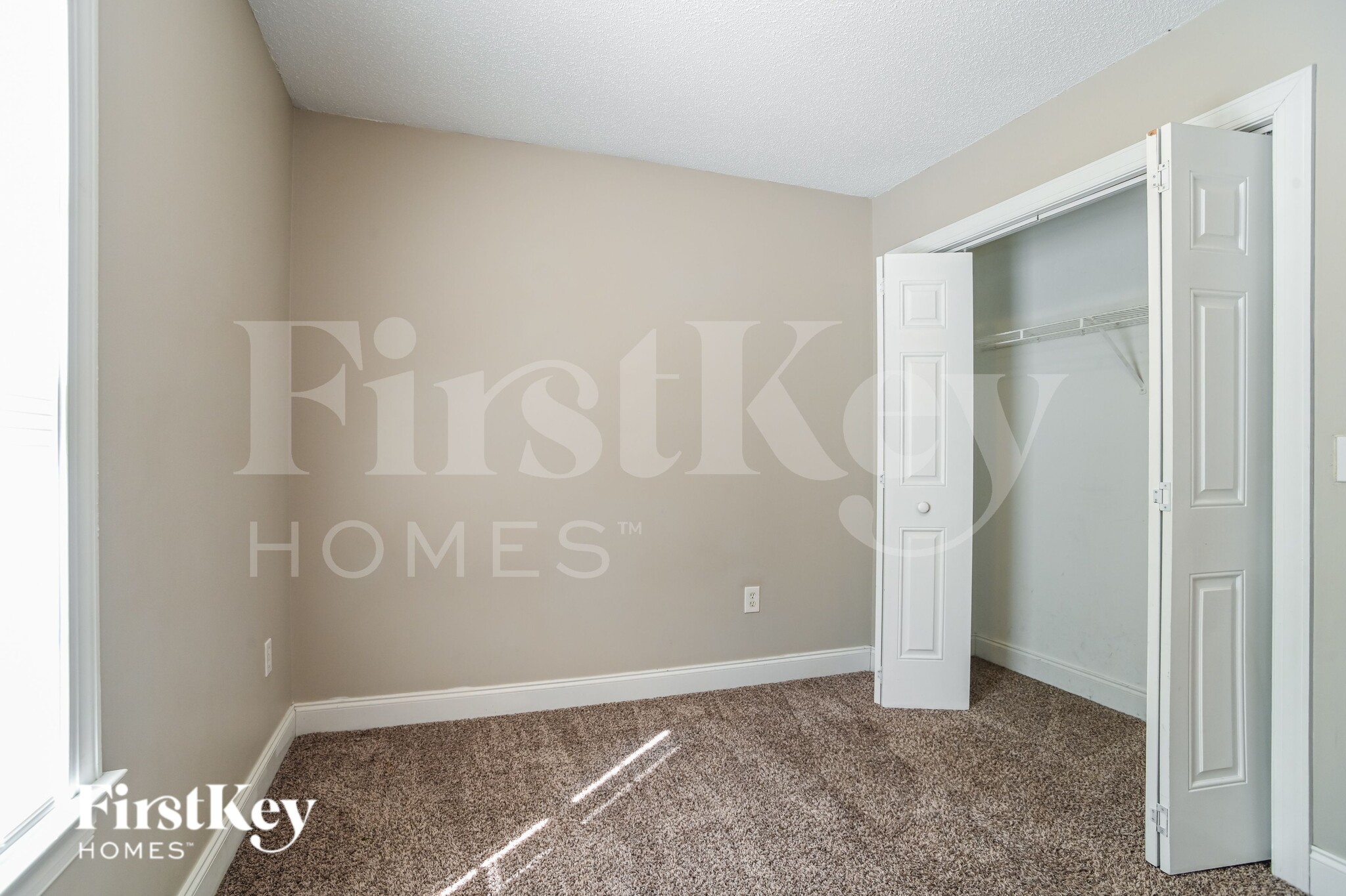 Building Photo - 811 Willow Ln