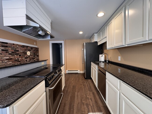 Building Photo - 258 Walnut St