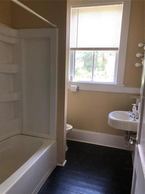 Building Photo - 25422 Pine St