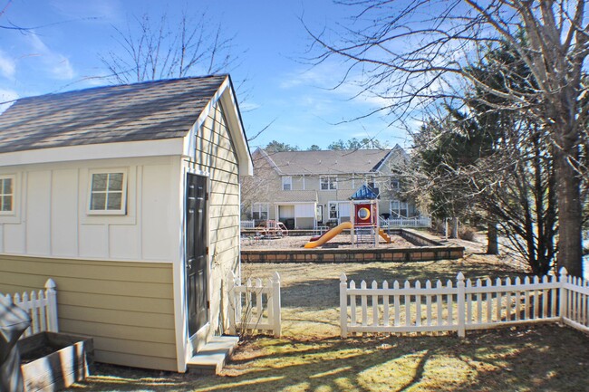 Building Photo - End-unit Townhouse