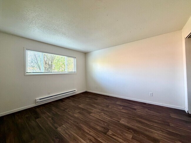 Building Photo - **$750 DEPOSIT + FREE FIRST MONTH'S RENT** Spacious Main Floor Unit~ Great Natural Light~ Updated...