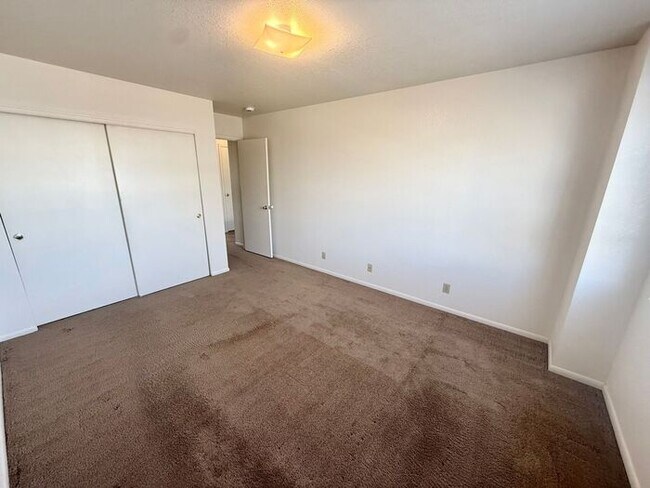 Building Photo - 2 Bed 1.5 Bath Townhouse End Unit in North Central Loveland
