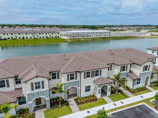 Building Photo - 2796 SE 26th Ave