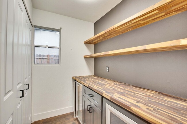 Building Photo - 7002 Skynook Dr