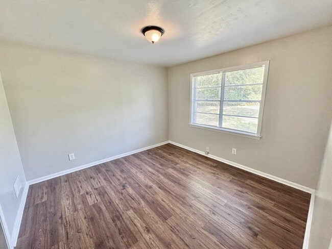 Building Photo - 3176 Beauchamp Dr