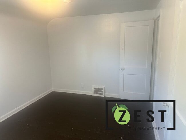Building Photo - WELCOME HOME! 3BDRM 1.5BTH w/ GARAGE!!! OP...