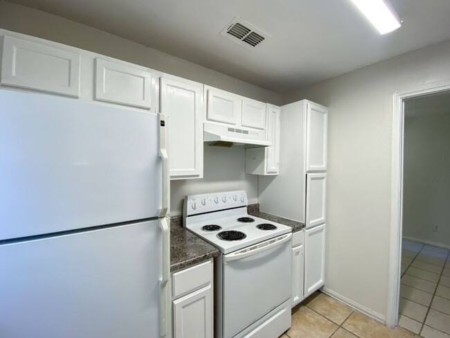 Building Photo - $300 OFF 1ST MONTH RENT IF YOU MOVE IN WIT...