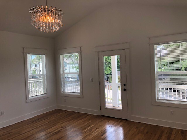 Master bedroom with balcony - 6361 A Ivy St