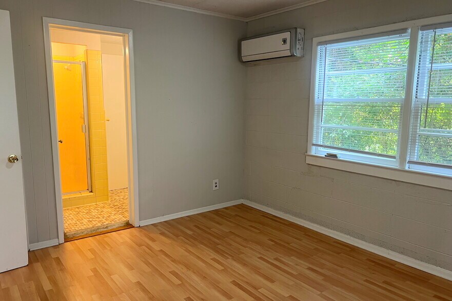 Building Photo - 2103 Pender Ave