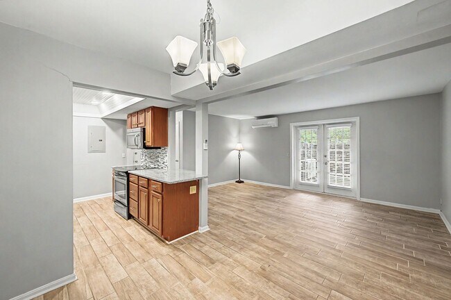 Building Photo - Fantastic 1BR/1BA condo in the desirable Georgetown Condominiums in the heart of Green Hills!