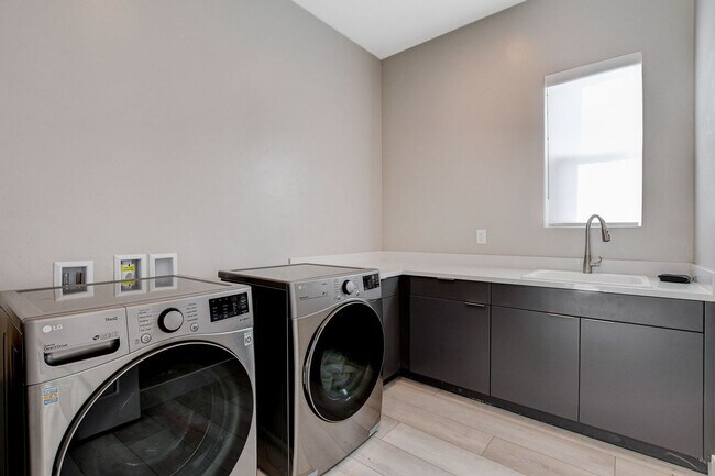 Building Photo - Mesa Ridge Luxury Oasis Feathertop
