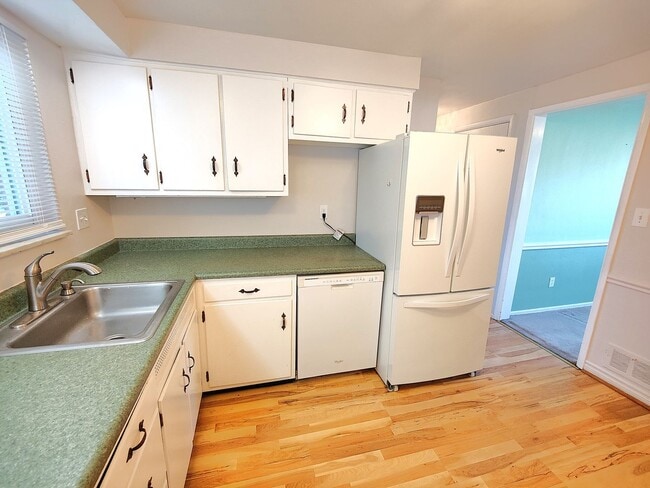 Building Photo - *Recently Updated 3BD/2.5BA Available for ...