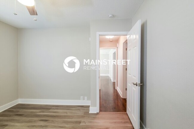 Building Photo - 1405 Country Club Dr