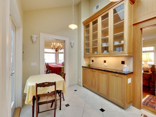 Building Photo - STUNNING 2/2 W/ Dining Room and LARGE Atti...
