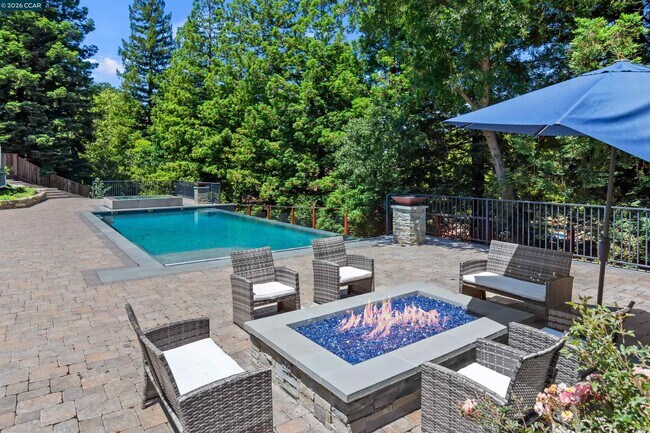 Building Photo - 2324 Saddleback Dr