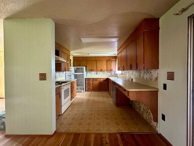 Building Photo - 3 bedroom, single level, 3-car garage spac...