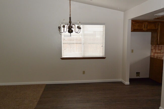 Building Photo - 3 bedroom 2 bathroom home in SW Visalia