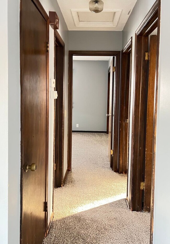 Building Photo - Beautiful walk-out ranch!