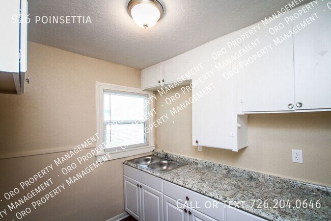 Building Photo - 936 poinsettia-