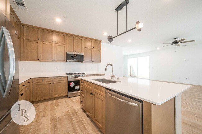 Building Photo - 2830 E Tamarind Dr