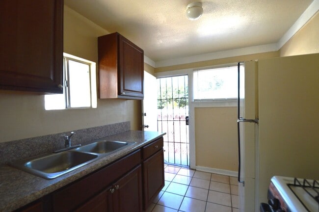 Building Photo - RARE STUDIO COTTAGE! Detached Cottage in B...