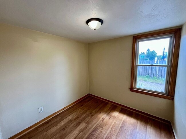 Building Photo - 3 Bed 1 Bath Single Family Home in Rhinela...