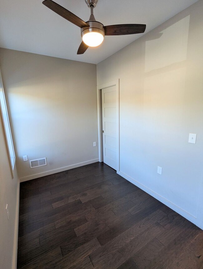 Building Photo - 3 Bedroom 2 Bathroom Single Family Home (L...