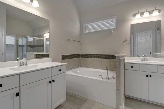 Building Photo - 624 Peregrine Way