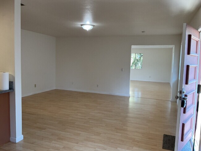 Building Photo - "Discover Coastal Living: Spacious 3-Bed, 2-Bath Townhouse