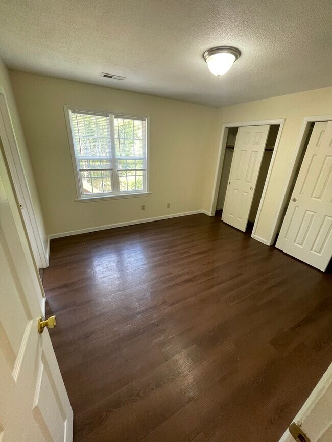 Building Photo - 2BD 2BA Townhome