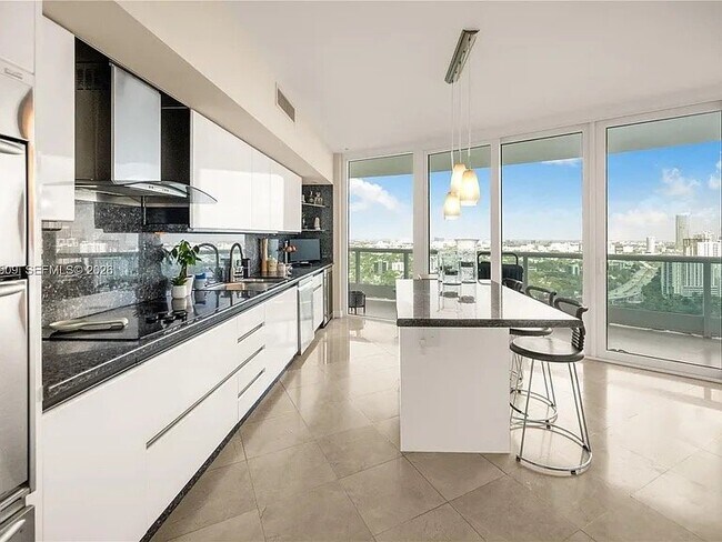 Building Photo - 2127 Brickell Ave