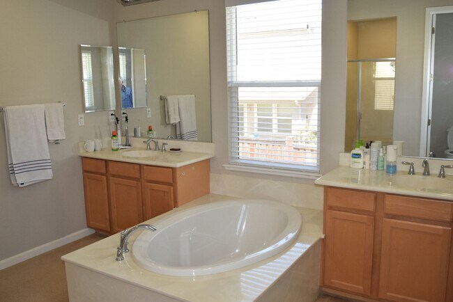 Building Photo - 904 Campfire Cir