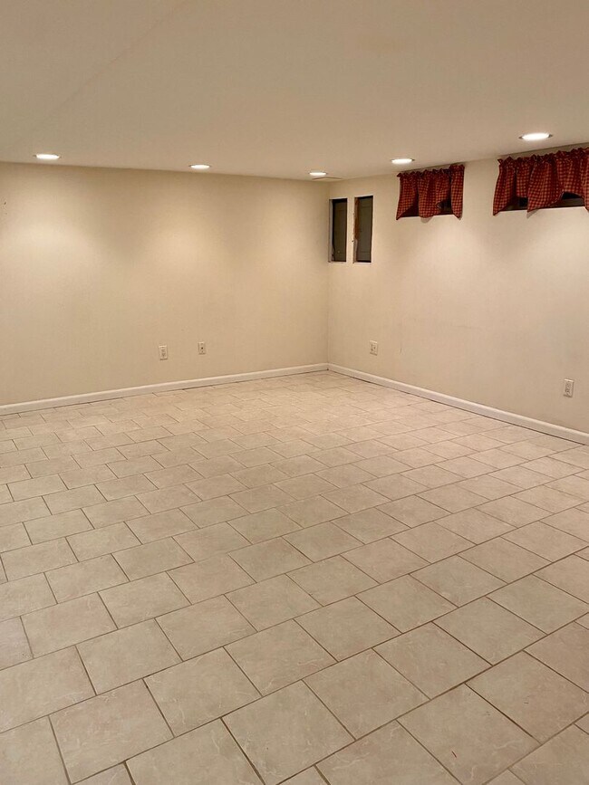 Building Photo - Spruce St 621 - “PM HOLD FUNDS $700.00 4/2...
