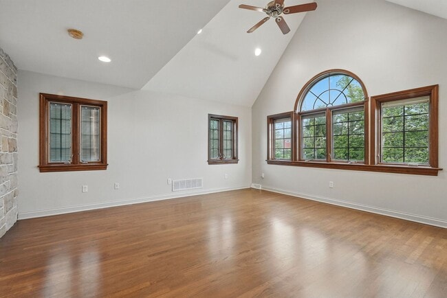 Building Photo - Charming 5 Bedroom, 3.5 Bathroom Home in M...