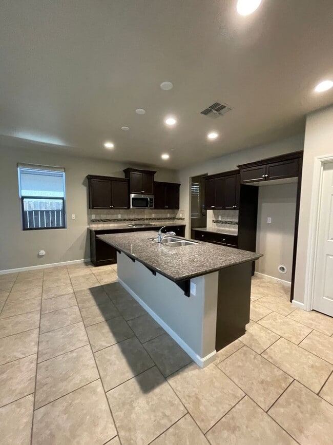 Building Photo - Lovely Clovis home, coming soon!