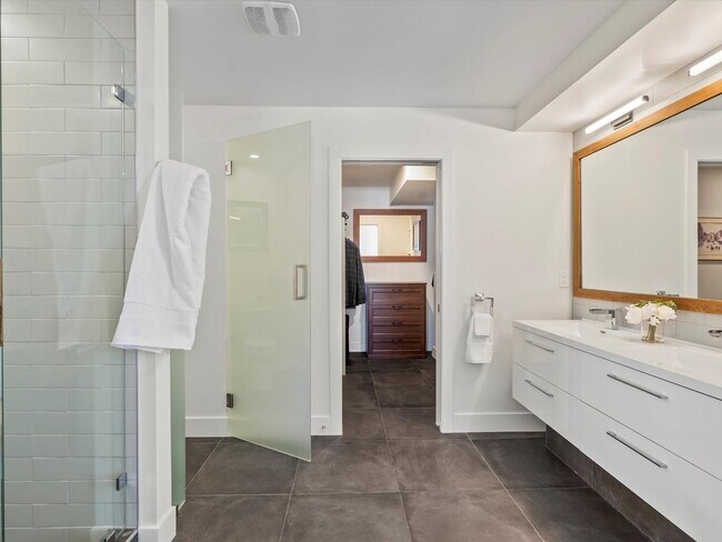 Building Photo - Luxury 3-Bed, 3.5-Bath Denver Home with Ro...