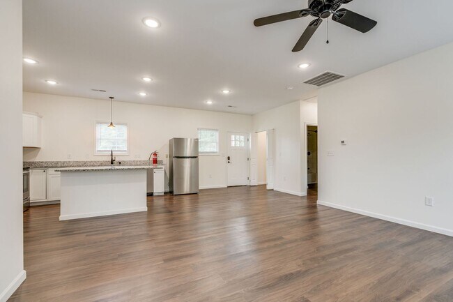 Building Photo - 2 bed/2bath apartment just off W. Market Street