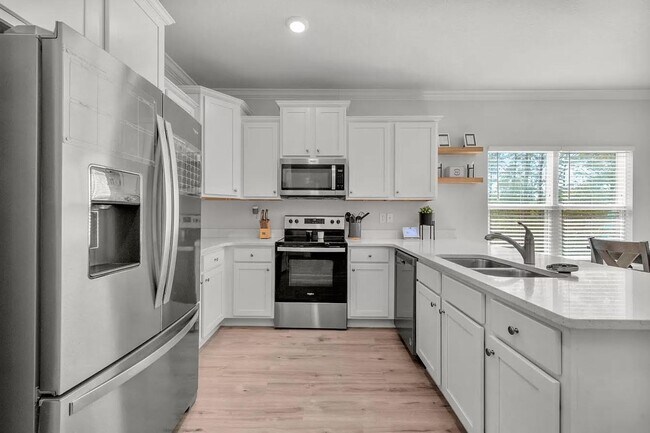 Building Photo - Three Bedroom Two and a half Bath In Hammock Oaks