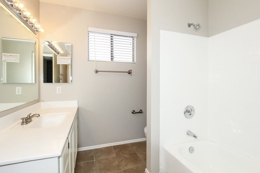 Building Photo - 5215 W Diana Ave