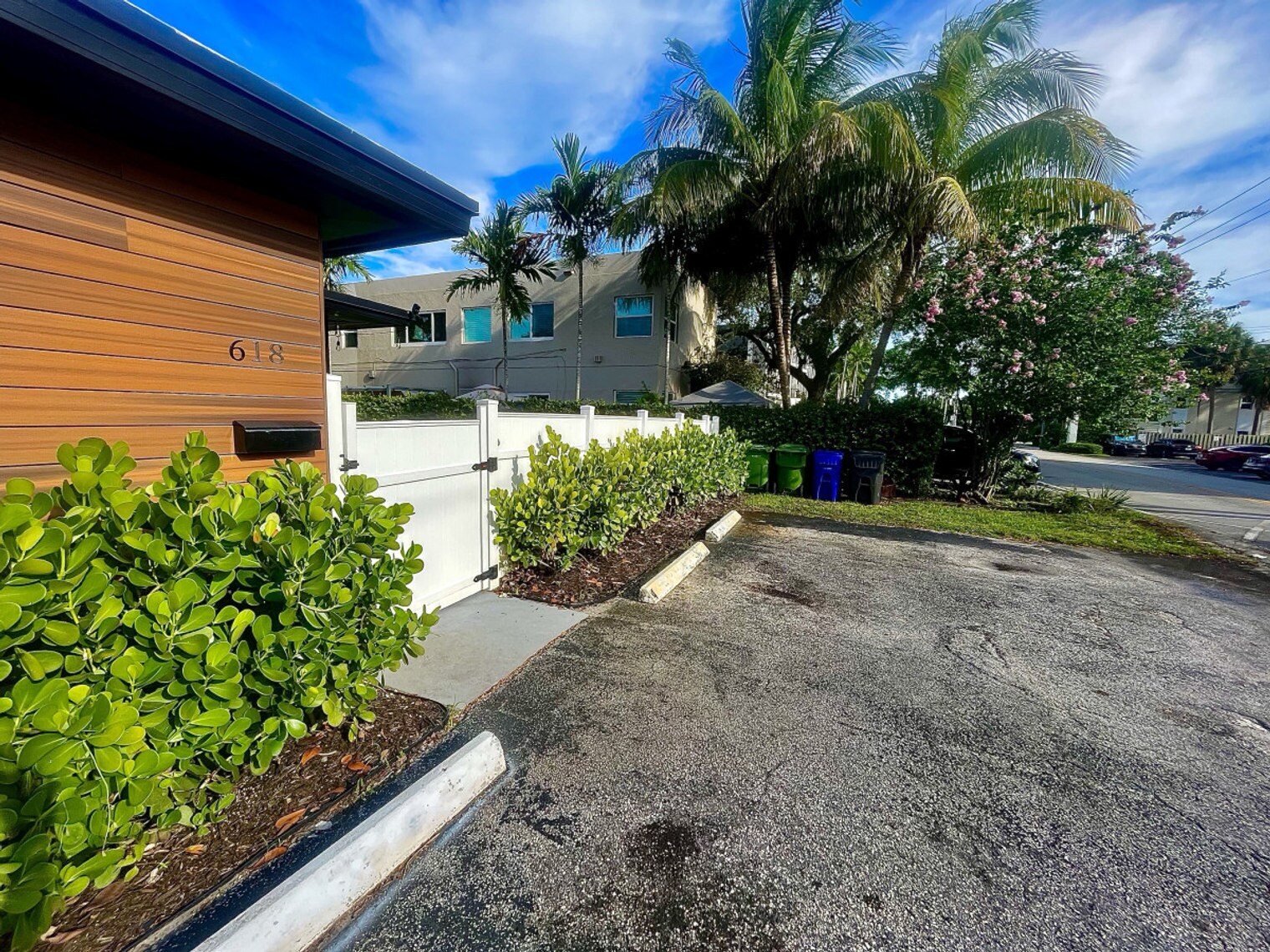 Building Photo - 820 NE 14th Ave