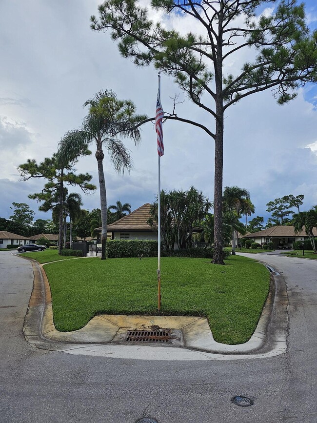 Building Photo - 435 Pine Villa Dr