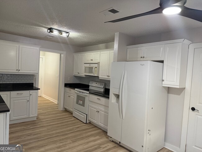 Building Photo - 20 Fairway Ln