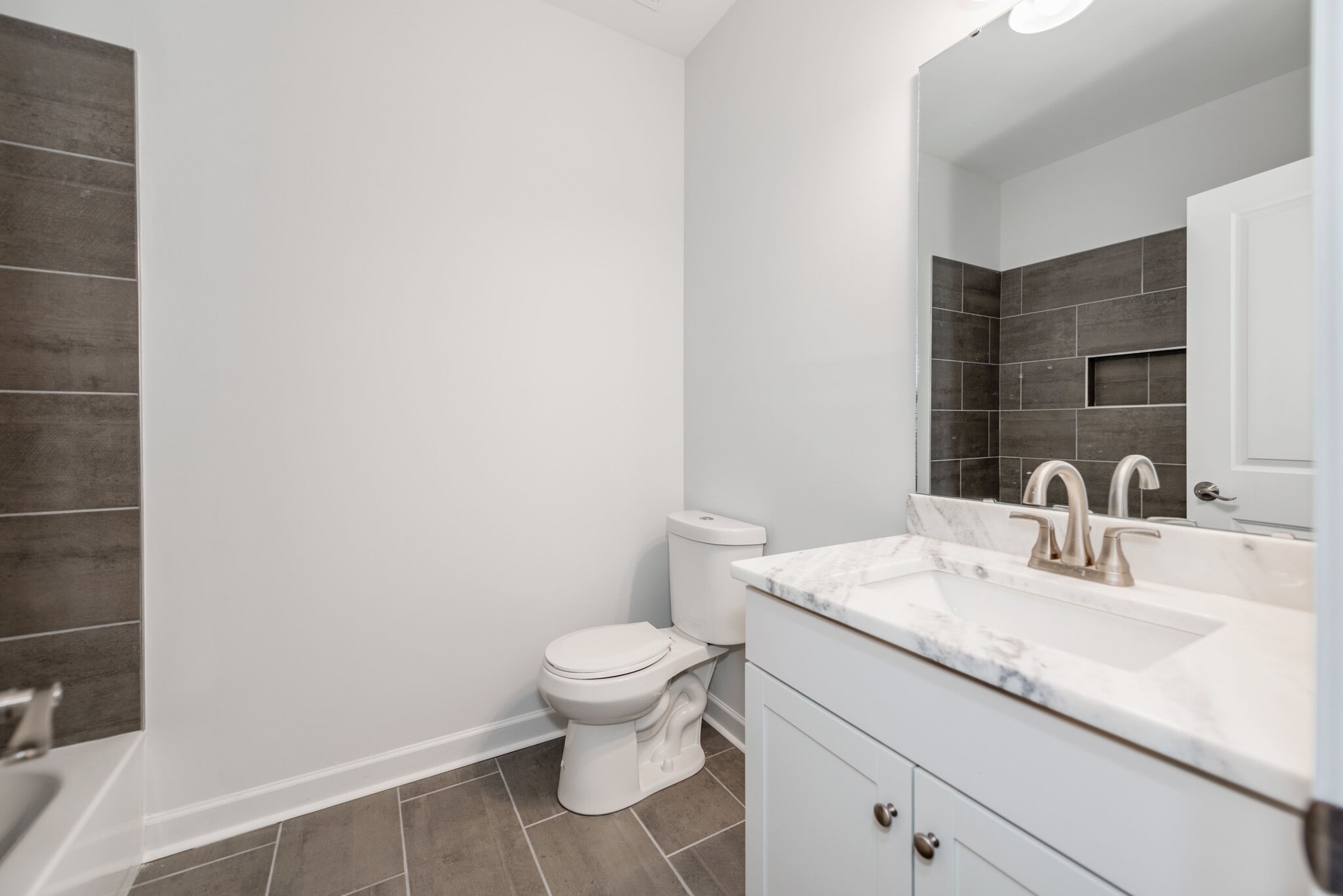 Building Photo - 922 W Davidson Ave