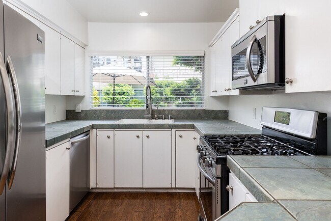 Building Photo - Spacious 2BR on Millionaire's Row!